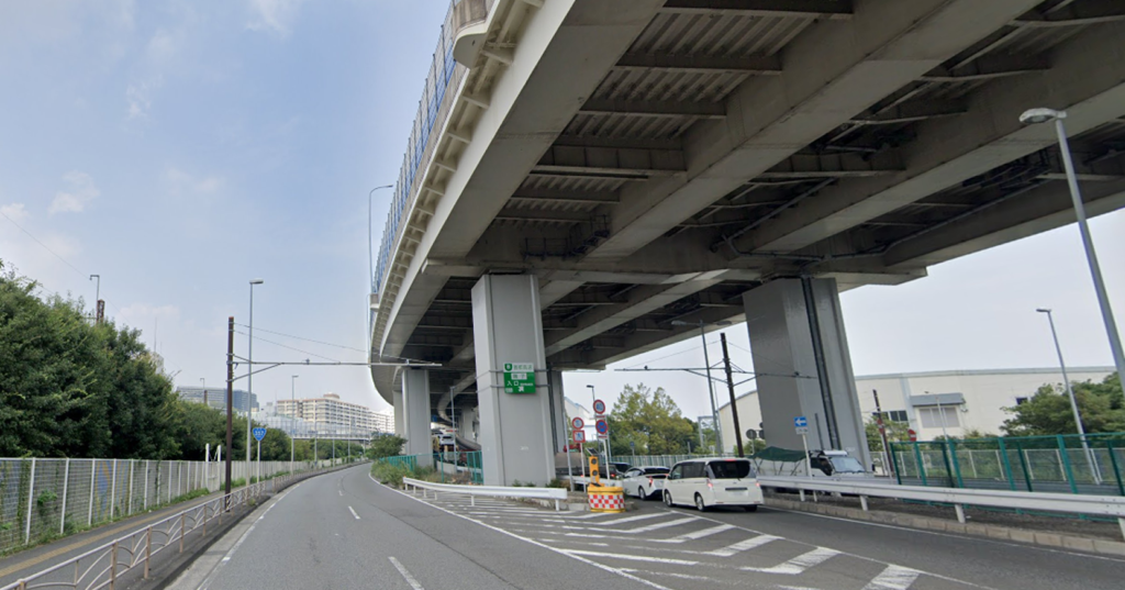 神奈川県横浜市磯子区_多車線